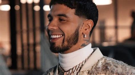 Anuel AA se muestra sin camisa y extrañando a Karol G